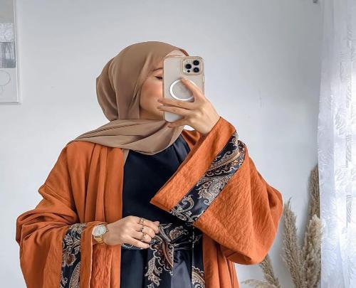 عکس دو دختر در حال مکالمه با حجاب