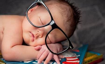 عکس پروفایل دختر درحال درس خواندن