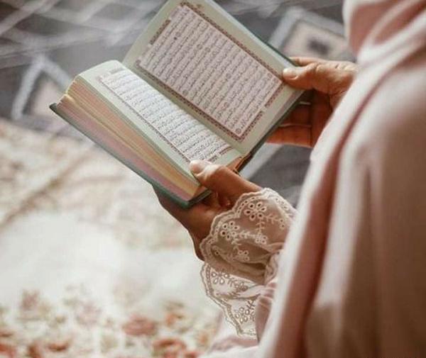 عکس پروفایل دختر درحال درس خواندن