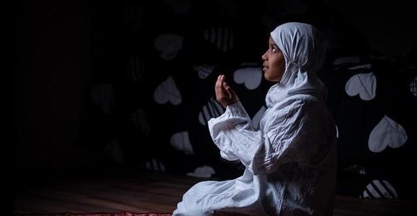 دانلود عکس دختر در حال نماز خواندن