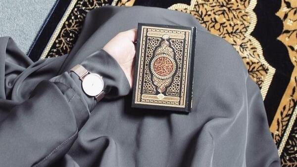 عکس دختر باحجاب در حال نماز خواندن