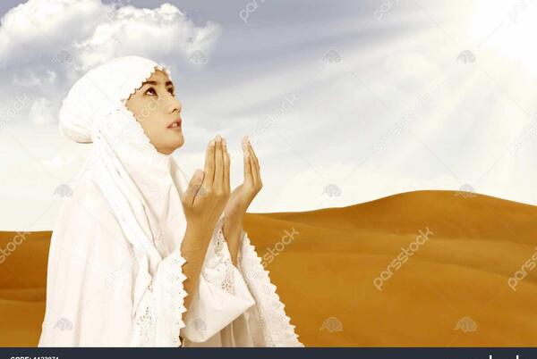 عکس دختر باحجاب در حال نماز خواندن