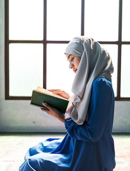 عکس دختر باحجاب در حال نماز خواندن