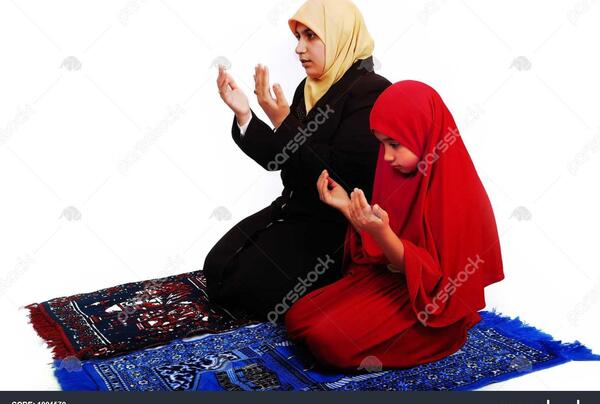 عکس دختر باحجاب در حال نماز خواندن
