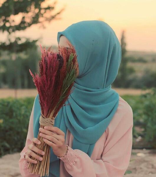 عکس دختر باحجاب در حال نماز خواندن