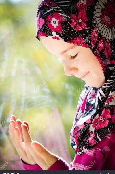 عکس دختر باحجاب در حال نماز خواندن