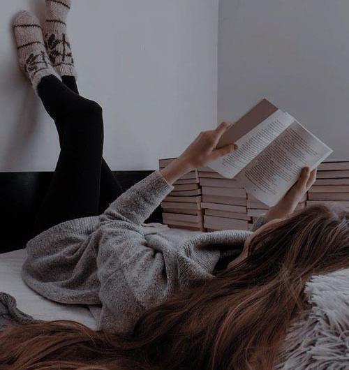 عکس کارتونی دختر درحال درس خواندن
