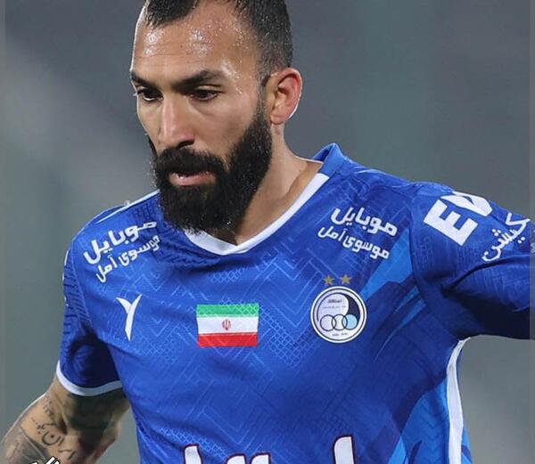 عکس لوگوی پرسپولیس روی پیراهن استقلال