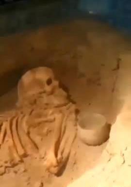 عکس اسکلت مرده در قبر