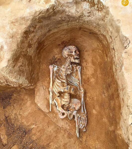 عکس اسکلت در قبرستان
