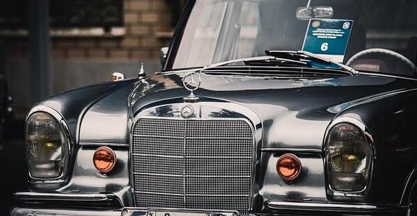 عکس لوگوی بنز برای تصویر زمینه