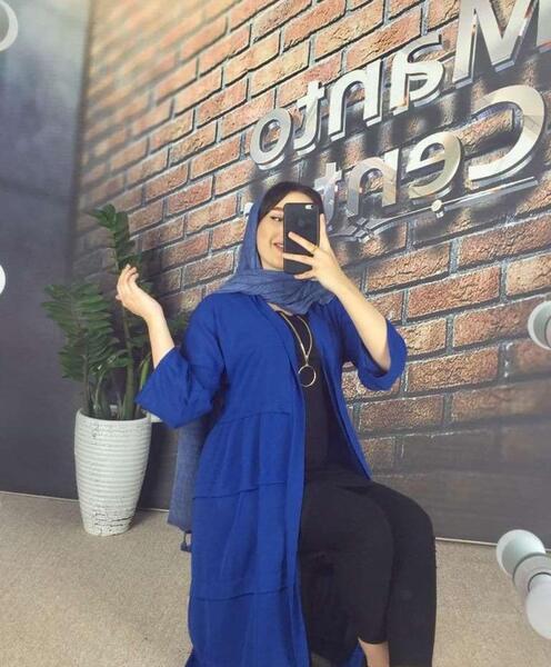 عکس مدل مانتو ابروبادی رنگ آبی کاربنی