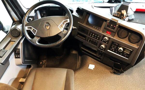 عکس داخل ماشین سنگین رنو