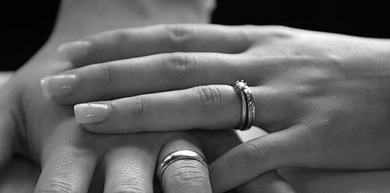 عکس عاشقانه دست عروس و داماد