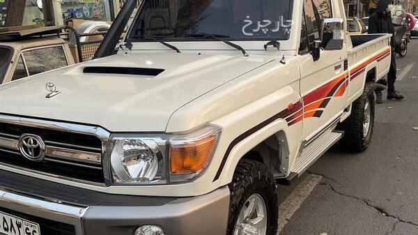 عکس تویوتا لندکروز وانت اسپرت