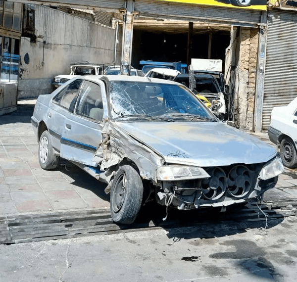 عکس پژو پارس مشکی تصادفی