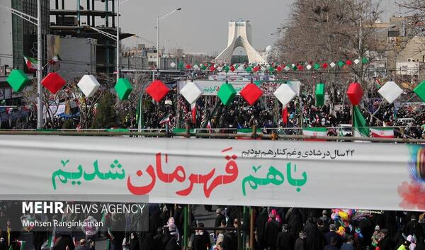 عکس روزنامه دیواری بیست و دو بهمن