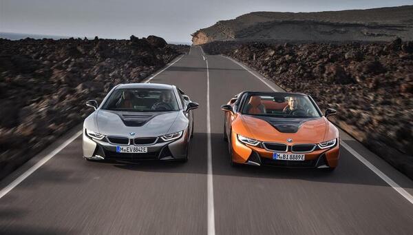 عکس داخل بی ام و i8