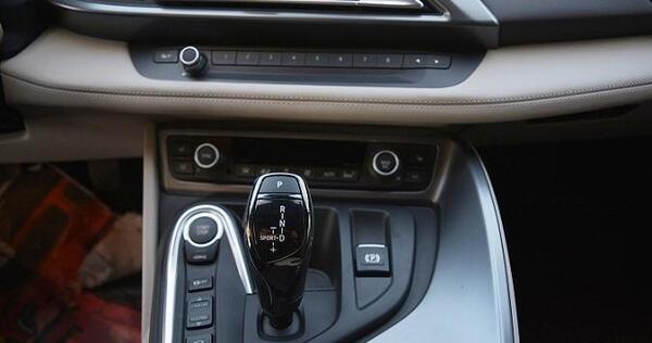 عکس داخل بی ام و i8
