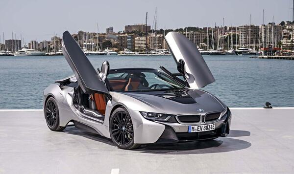 عکس داخل بی ام و i8