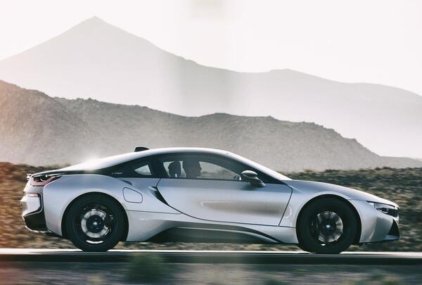 عکس داخل بی ام و i8
