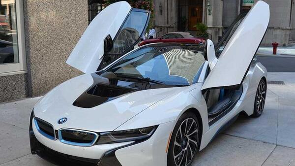 عکس داخل بی ام و i8