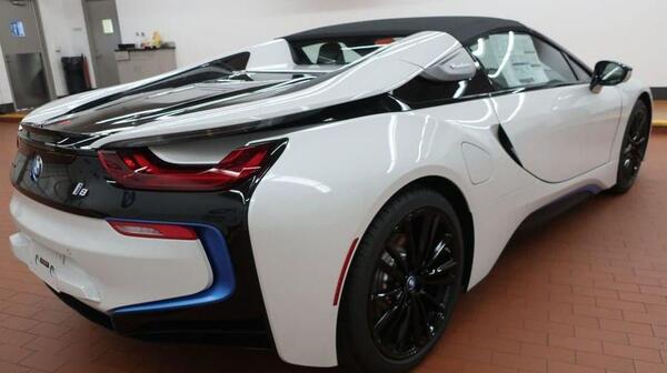 عکس داخل بی ام و i8