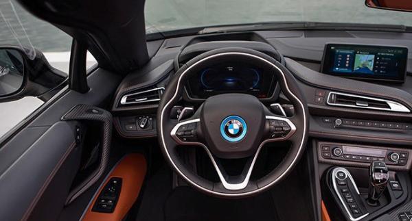 عکس داخل بی ام و i8