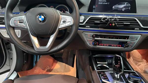 عکس داخل ماشین بی ام و سری ۷