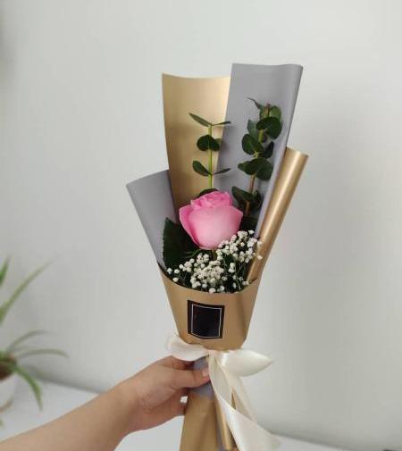 عکس با یک شاخه گل رز