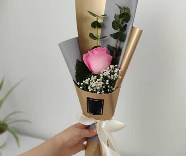 ایده عکس با یک شاخه گل