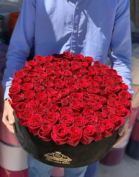 ژست عکس با یک شاخه گل رز