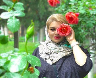 ژست عکس با یک شاخه گل رز