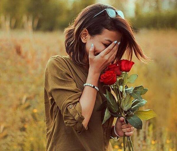 ژست عکس با یک شاخه گل رز