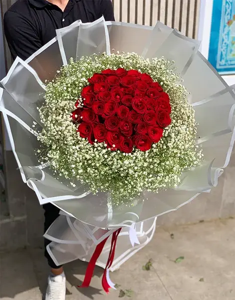 عکس گرفتن با یک شاخه گل