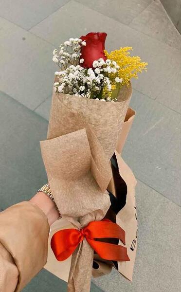 عکس گرفتن با یک شاخه گل