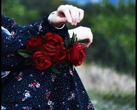 عکس یک دختر با گل
