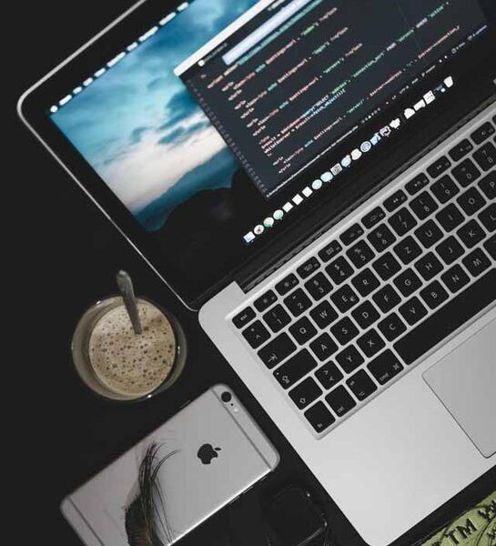 عکس اپل روی لپ تاپ