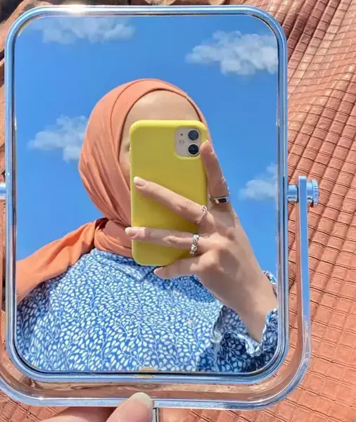 آینه عکس دختر با گوشی اپل برای پروفایل
