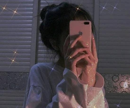 فیک عکس دختر با گوشی اپل برای پروفایل