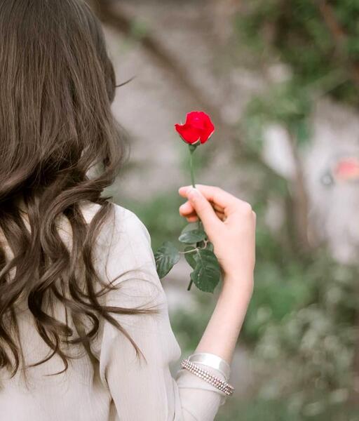فیک عکس دختر با گوشی اپل برای پروفایل