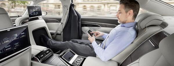 عکس داخل ماشین آئودی