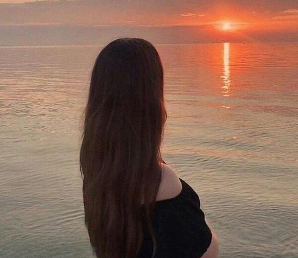 عکس دختر از نیم رخ کنار دریا