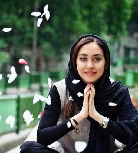 عکس دختر با مانتو مشکی از پشت سر