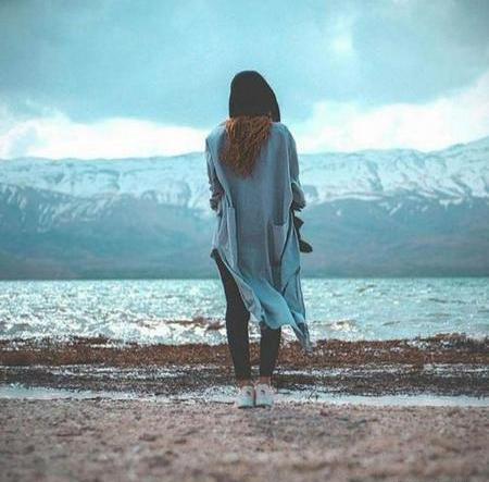 عکس دختر با مانتو مشکی از پشت سر