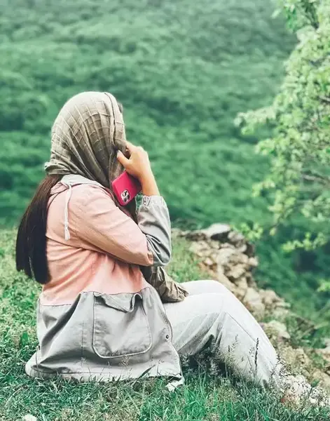 دانلود عکس دختر از پشت سر با شال