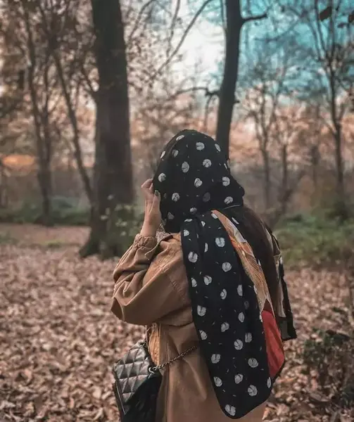 دانلود عکس دختر از پشت سر با شال