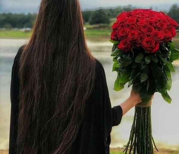 باکلاس عکس دختر با گل برای پروفایل