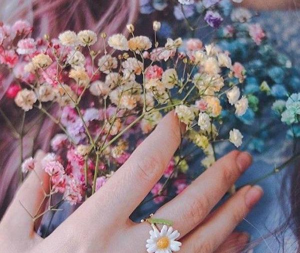 باکلاس عکس دختر با گل برای پروفایل