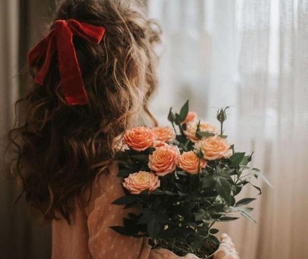 باکلاس عکس دختر با گل برای پروفایل